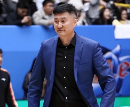 开云体育官网-广东胜吉林发布会！杜锋再展语言魅力，焦泊乔点出拼劲伤势无碍！