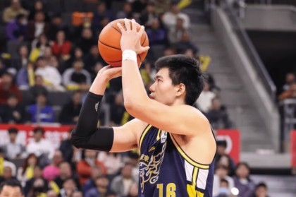 开云app下载-焦泊乔半场出战7分钟，投篮5中4得到10分8篮板1助攻