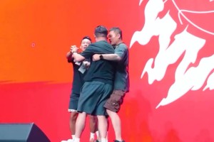 开云体育官网-詹姆斯中国行花絮：狂热球迷冲上舞台被带走 詹姆斯无奈摇头微笑